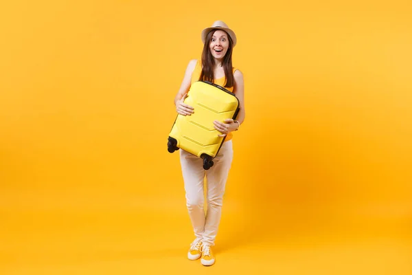 旅行者在夏季休闲服装 帽子与手提箱孤立的黄色橙色背景 在周末外出旅行的女乘客 航空飞行旅途概念 — 图库照片