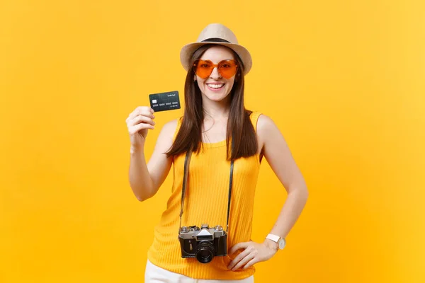 Весела Туристична Жінка Літньому Повсякденному Одязі Капелюсі Окулярах Кредитною Карткою — стокове фото