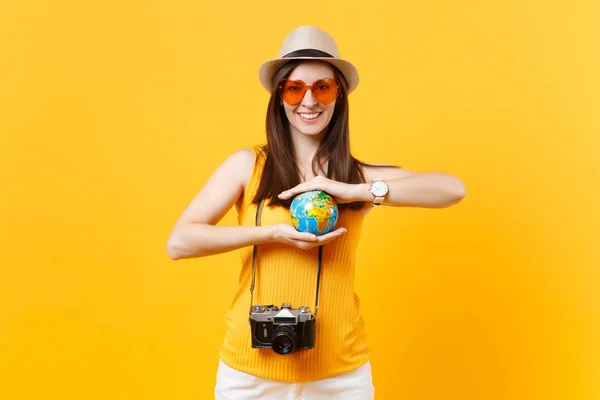 Viajante Mulher Turista Verão Roupas Casuais Chapéu Segurar Mãos Globo — Fotografia de Stock