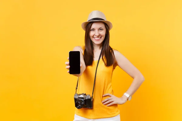 Podróżny Turystyczny Kobieta Trzymając Telefon Inteligentny Pusty Czarny Ekran Pusty — Zdjęcie stockowe