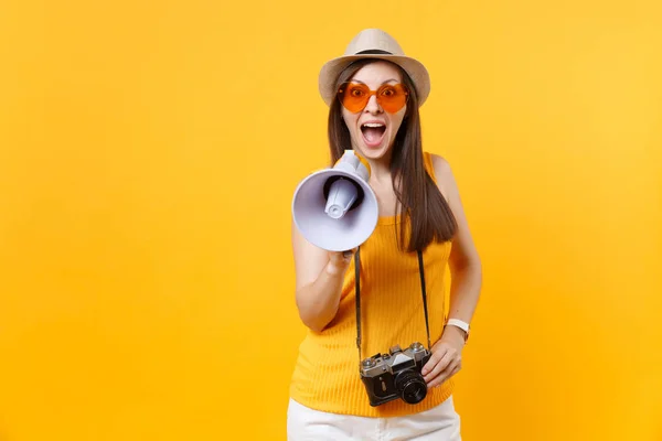 Mujer Turista Sonriente Expresiva Ropa Casual Verano Sombrero Con Megáfono — Foto de Stock