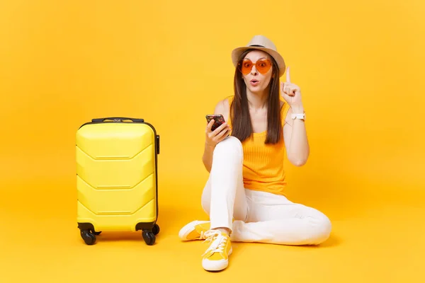 Mujer Turística Ropa Verano Sombrero Con Teléfono Móvil Con Amigo — Foto de Stock