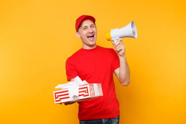 Teslim hizmeti izole sarı zemin üzerine kırmızı üniformalı erkeklere. Şapkalı erkek çalışan kurye, megafon Haberler çığlık tişört hediye kutusu tutun. Eğlenceli adam duyurdu indirimler Satılık. Kopya alanı