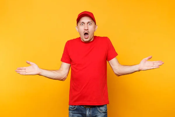 Levering Boos Man Rode Uniform Geïsoleerd Geel Oranje Achtergrond Professionele — Stockfoto