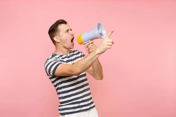 Porträtt Arg Ung Man Randig Shirt Svordomar Elektroniska Megafon Kopia — Stockfoto