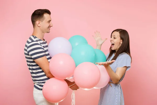 Retrato Una Joven Feliz Sonriente Pareja Enamorada Mujer Hombre Ropa —  Fotos de Stock