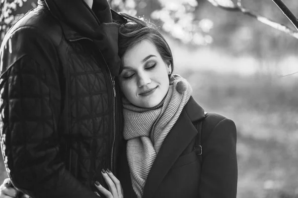 Retrato Mulher Bonita Jovem Com Olhos Fechados Apoiados Homem Roupas — Fotografia de Stock