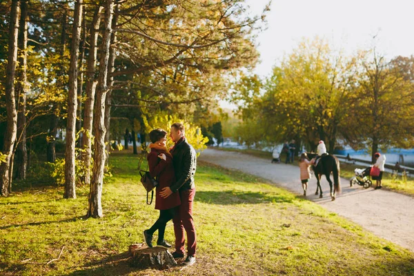 Pareja Joven Enamorada Mujer Hombre Ropa Abrigo Casual Abrazándose Mirándose —  Fotos de Stock