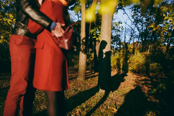 Imagem Recortada Jovem Casal Romântico Mulher Homem Olhando Uns Para — Fotografia de Stock