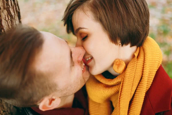 屋外の落ち葉背景秋の市公園でキス目を閉じて女と男の笑みを浮かべて愛のロマンチックなカップルのクローズ アップ 愛の関係家族の人々 のライフ スタイルのコンセプト — ストック写真