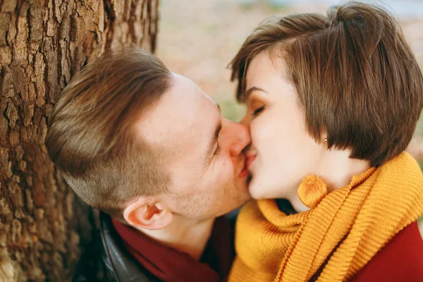 Retrato Jovem Casal Bonito Feliz Amor Sorridente Mulher Homem Com — Fotografia de Stock