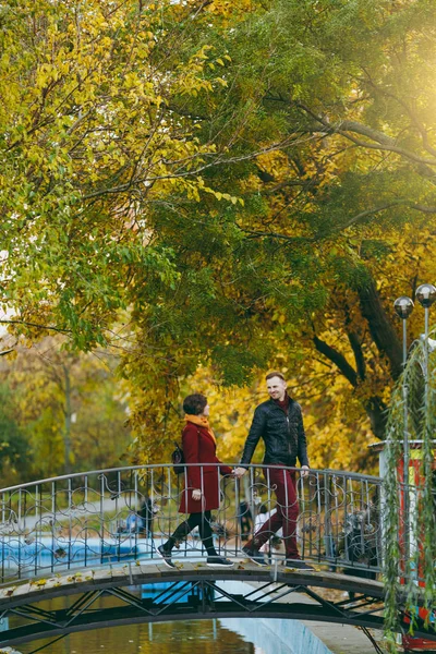 Genç Gülümseyen Iki Sonra Sıcak Giysiler Birbirlerine Yakın Sonbahar Şehir — Stok fotoğraf