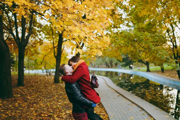 Jovem Casal Apaixonado Bonito Homem Segurando Mulher Seus Braços Abraços — Fotografia de Stock