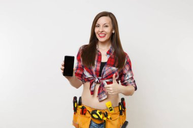 Kit araçları kemer beyaz arka plan üzerinde izole boş siyah Boþ ekran ekran dokunmatik ekran ile gösteren kamera cep telefonu tutarak araçların tam bir kadın. Kadın erkek iş. Yenileme kavramı