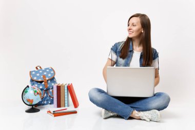 Tutan genç casual akıllı kadın öğrenci dizüstü pc bilgisayar dünya bir kenara oturma seyir kullanma sırt çantası, beyaz arka plan üzerinde izole okul kitapları. Eğitimde yüksek okul üniversiteler
