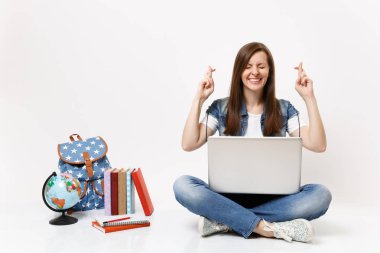 Genç kadın öğrenci tutun laptop beklemek için özel bir an tut parmak çarpı işareti ve beyaz arka plan üzerinde izole küre sırt çantası okul kitapları yakın gözler kapalı. Eğitimde yüksek okul üniversiteler