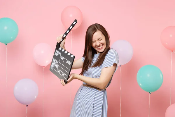 Retrato Alegre Joven Feliz Con Los Ojos Cerrados Vestido Azul —  Fotos de Stock