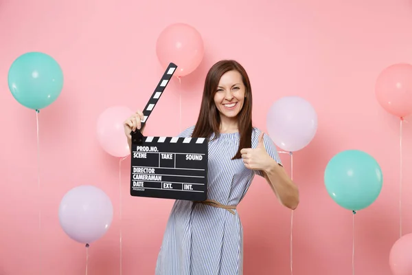 Portret Van Vrolijke Jonge Vrouw Blauwe Jurk Tonen Duim Omhoog — Stockfoto