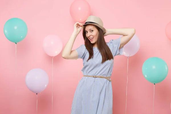 Retrato Alegre Fascinante Jovem Mulher Feliz Vestindo Chapéu Verão Palha — Fotografia de Stock