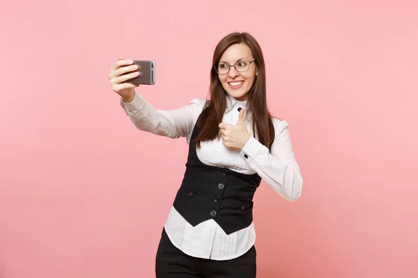 Kobieta Młody Udanego Biznesu Okularach Robi Biorąc Selfie Zrzut Telefon — Zdjęcie stockowe