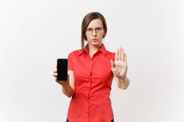 Sıkı ciddi öğretmen kadın kırmızı gömlekli dur jest beyaz arka plan üzerinde izole palm ile gösterilen boş boş ekran, cep telefonunuzla tutun. Lise Üniversite kavram öğretim eğitim