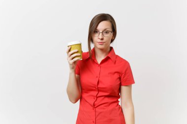 Yorgun genç iş öğretmen kadın kahve ya da çay beyaz arka plan üzerinde izole elinde tutan kırmızı gömlekli gözlüklü portresi. Eğitim veya öğretim lise üniversite yorgunluk kavram