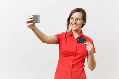 Heyecanlı bir iş kadını kırmızı gömlekli alarak selfie kredi banka kartı, beyaz arka plan üzerinde izole nakitsiz para ile cep telefonu üzerinde atış yapıyor. Lise Üniversite kavram öğretim eğitim