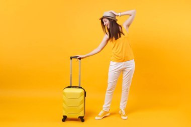 Seyahat etmek turist kadın yaz rahat kıyafetler, sarı turuncu arka plan üzerinde izole çanta şapka. Hafta sonu kaçış üzerinde seyahat için yurt kadın yolcu. Hava uçuş yolculuk kavramı
