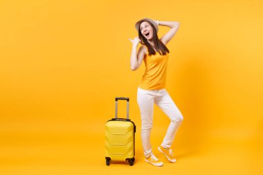 Seyahat etmek turist kadın yaz rahat kıyafetler, sarı turuncu arka plan üzerinde izole çanta şapka. Hafta sonu kaçış üzerinde seyahat için yurt kadın yolcu. Hava uçuş yolculuk kavramı