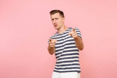 Çizgili tişört kamera doğru onun forefingers işaret eden genç adam portresi. Peki ya kopya alanı pastel pembe arka plan üzerinde izole jest. İnsanlar samimi duygular yaşam tarzı kavramı