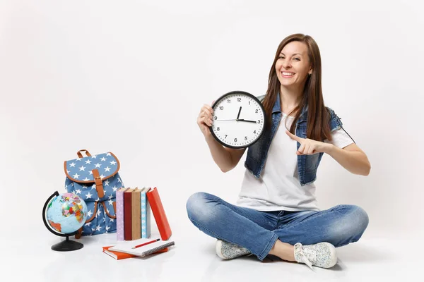 Joven Estudiante Alegre Ropa Mezclilla Señalando Dedo Índice Reloj Despertador — Foto de Stock