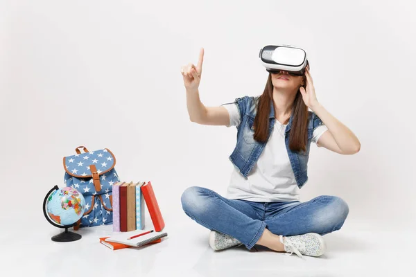 Mujer Joven Estudiante Gafas Realidad Virtual Toque Algo Como Pulsar —  Fotos de Stock