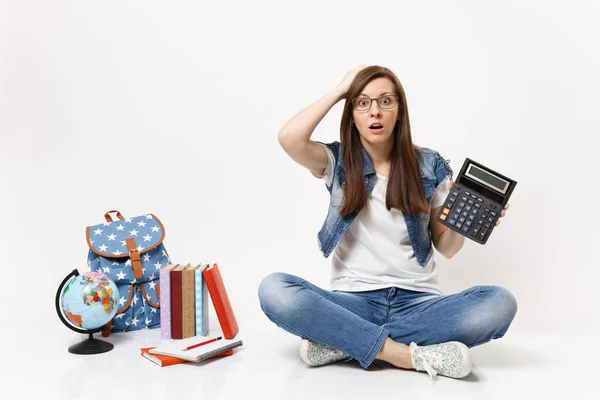Jovem Chocado Mulher Assustada Estudante Segurando Calculadora Agarrar Cabeça Aprendendo — Fotografia de Stock