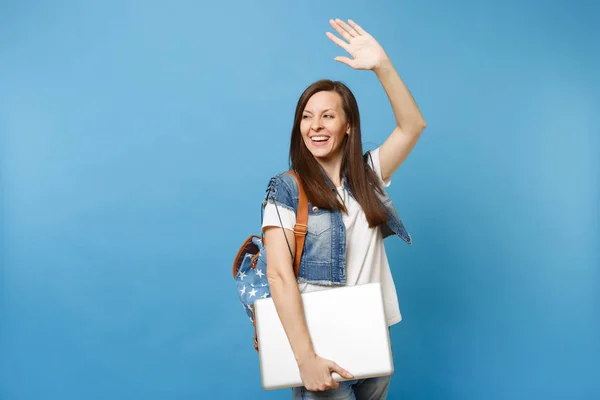 Νεαρή Γυναίκα Χαρούμενη Ευτυχισμένος Φοιτητής Σακίδιο Κουνώντας Χέρι Για Χαιρετισμό — Φωτογραφία Αρχείου