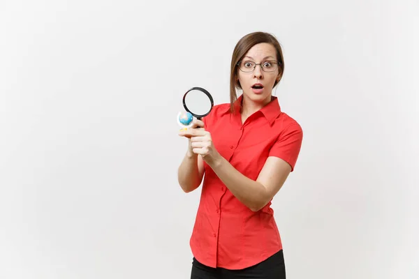 Retrato Mujer Profesora Negocios Camisa Roja Sosteniendo Mirando Través Lupa — Foto de Stock