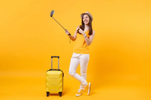 Żółtym Tle Pomarańczowy Tle Szczęśliwy Turysta Kobieta Letnie Ubranie Kapelusz — Zdjęcie stockowe