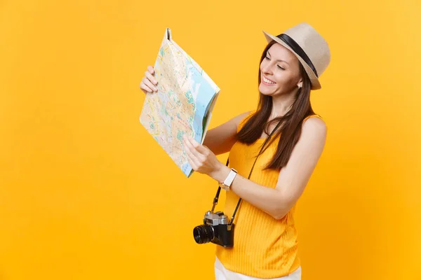 Viajante Mulher Turista Roupas Casuais Verão Chapéu Segurando Mapa Cidade — Fotografia de Stock