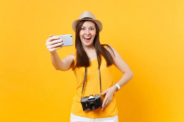 旅游妇女在夏天休闲服 帽子做自拍拍摄的手机上孤立的黄色背景 在周末外出旅行的女乘客 航空飞行概念 — 图库照片