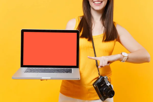 Cropped Tourist Woman Holding Laptop Computer Blank Black Empty Screen — Stock Photo, Image