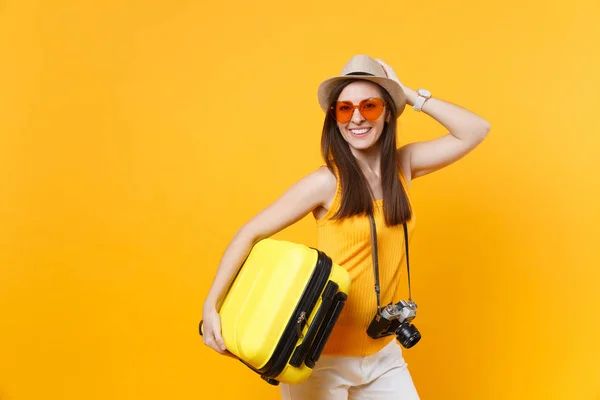 Viajante Mulher Turista Roupas Casuais Verão Chapéu Com Mala Isolada — Fotografia de Stock