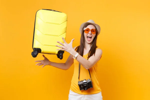 Podróżny Turystyczny Kobieta Letnie Ubranie Kapelusz Walizką Białym Tle Żółtym — Zdjęcie stockowe