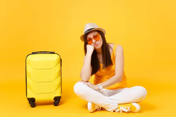 Mulher Turística Entediada Verão Chapéu Roupas Casuais Sentar Com Mala — Fotografia de Stock