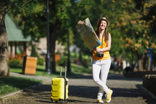 Jovem Mulher Turista Viajante Rindo Roupas Casuais Verão Amarelo Chapéu — Fotografia de Stock