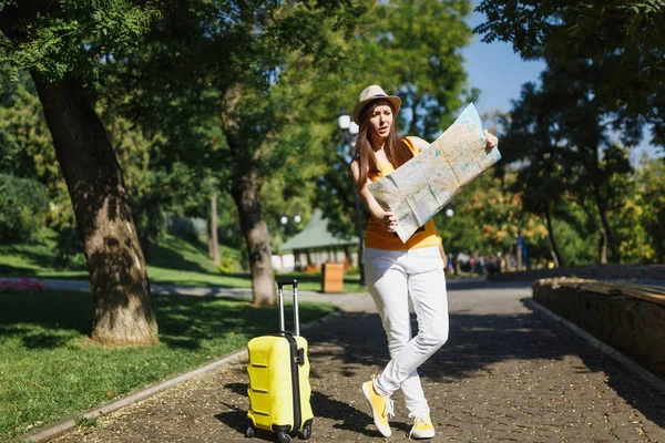 Joven Viajero Irritado Turista Mujer Ropa Casual Verano Amarillo Sombrero — Foto de Stock