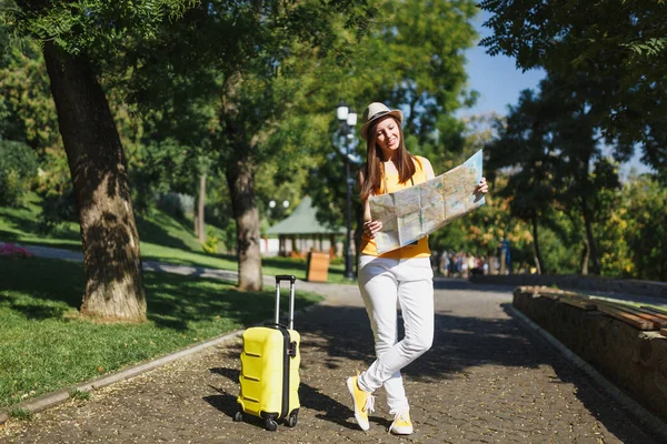 Χαμογελαστά Ταξιδιώτη Τουριστικά Γυναίκα Κίτρινο Καλοκαίρι Casual Ρούχα Καπέλο Βαλίτσα — Φωτογραφία Αρχείου