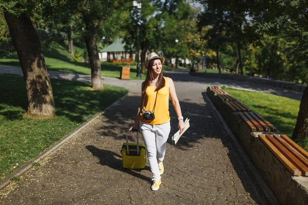 Cestovní Turistické Žena Žluté Letní Neformální Oblečení Klobouk Kufrem Mapa — Stock fotografie