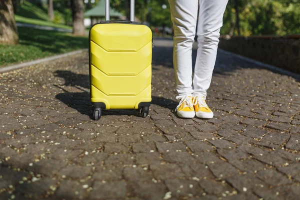 Patas Tiro Recortadas Zapatillas Amarillas Mujer Turista Ropa Casual Con — Foto de Stock