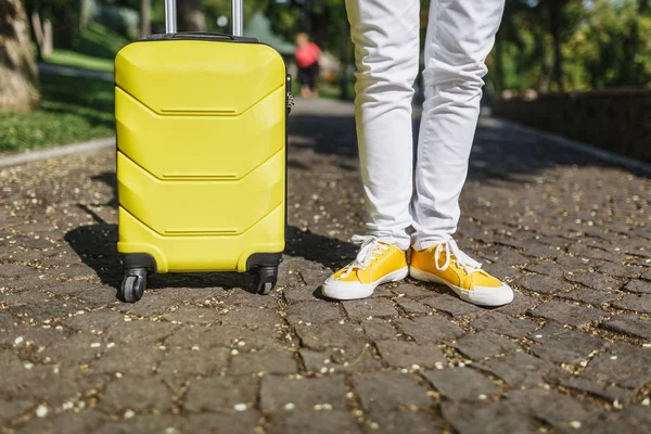 Przycięty Obraz Podróżny Turystyczny Kobieta Ubranie Żółta Walizka Stojący Spacery — Zdjęcie stockowe
