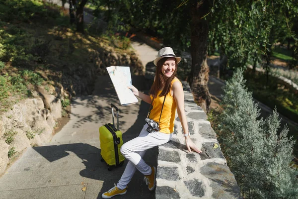Glückliche Touristin Gelber Kleidung Hut Mit Koffer Stadtplan Blick Zur — Stockfoto