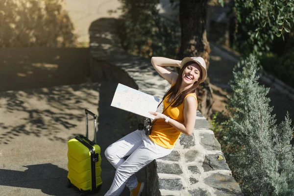 Feliz Mulher Turista Viajante Rindo Chapéu Roupas Amarelas Com Mala — Fotografia de Stock